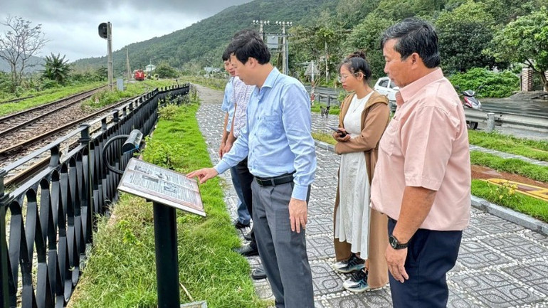 Các đại biểu tìm hiểu lý lịch di tích “Bia ghi dấu Mối nối ray cuối cùng đường sắt xuyên Đông Dương tại Km1221”.